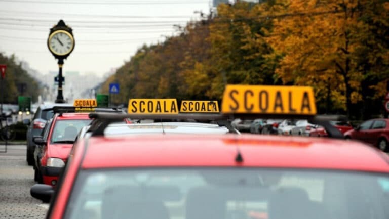 Un student a suferit un infarct în timpul examenului auto, iar polițistul examinator este acuzat de neglijență