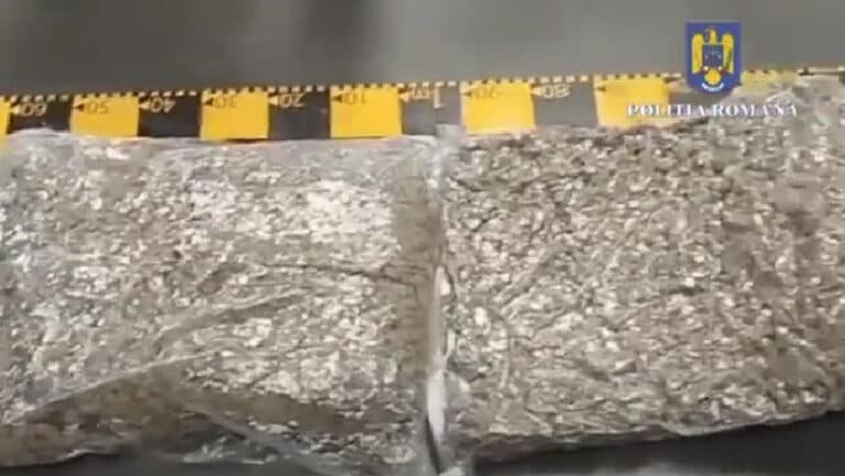 Capturat în flagrant: Un tânăr din Arad a fost prins cu 13 kilograme de droguri aduse din Spania prin curierat
