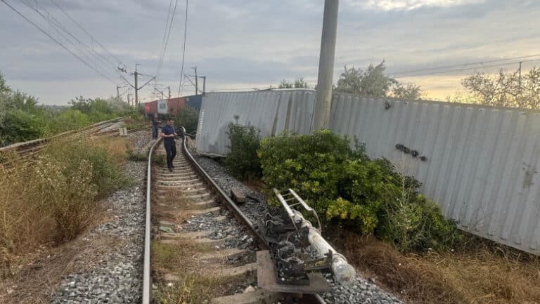 Trenurile între Constanța și Mangalia au fost oprite vineri dimineață din cauza deraierii unui marfar la Agigea