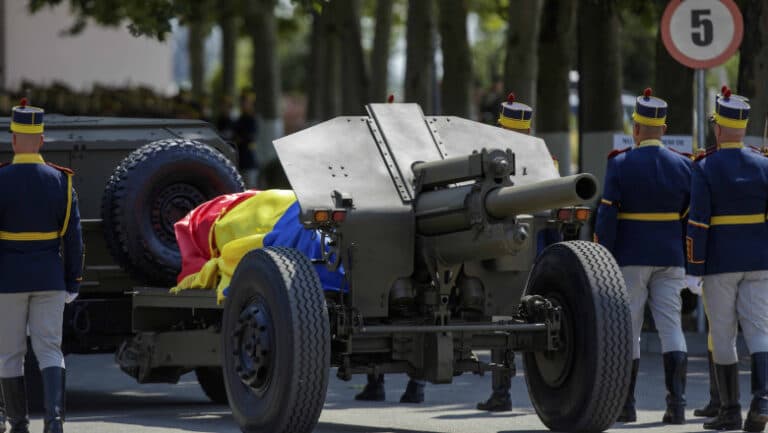 De ce liderii de stat, înmormântați cu onoruri militare, sunt purtați pe un aflux de tun: Originile unei tradiții respectate