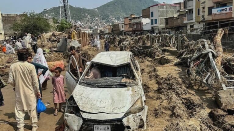 Inundații catastrofale în Pakistan: peste 321 de vieți pierdute în ultimele două zile, stare de dezastru instituită
