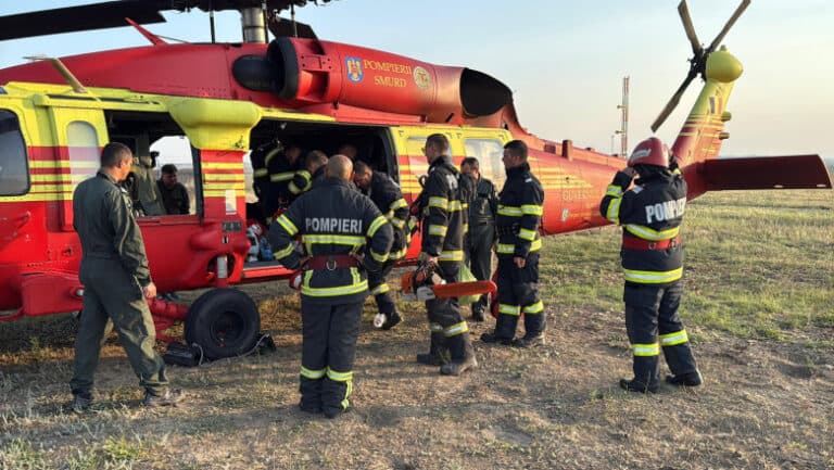 Pompierii continuă lupta împotriva incendiului de vegetație din Tulcea, care a cuprins 8 hectare, cu sprijinul a 3 elicoptere Black Hawk