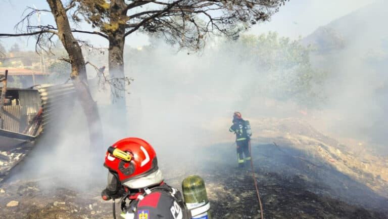 Pompierii români, în prima linie a luptei împotriva incendiilor de vegetație din Grecia, își asumă o misiune provocatoare