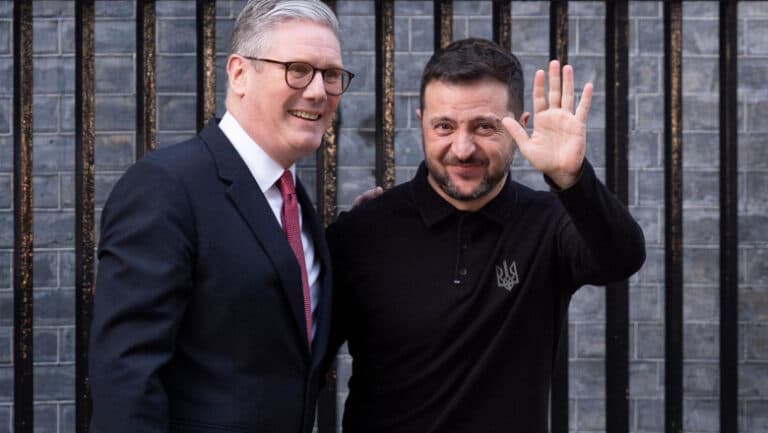 Volodimir Zelenski își consolidează prezența europeană înainte de întâlnirea dintre Trump și Putin, cu o vizită la Londra