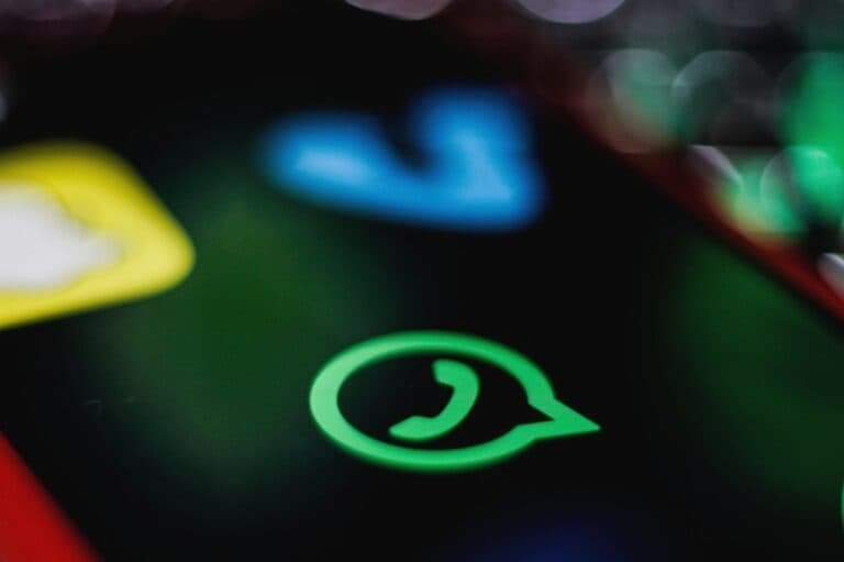 WhatsApp remediază o vulnerabilitate care permitea atacuri asupra utilizatorilor Apple prin spyware