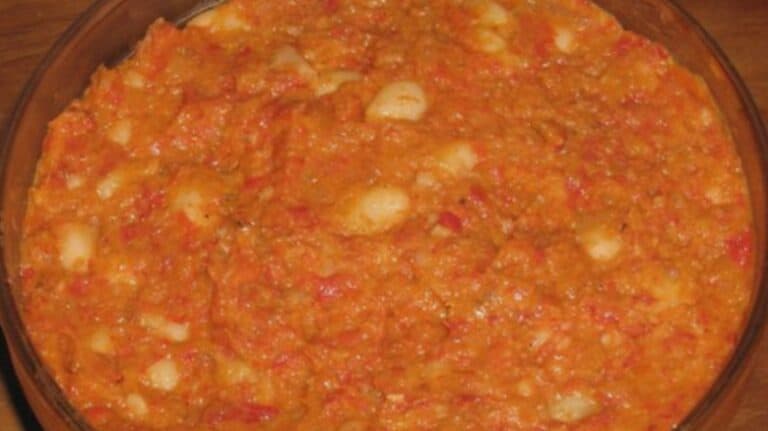 Zacuscă de fasole boabe: Descoperă rețeta clasică și ingredientul misterios care îi dă o aromă deosebită