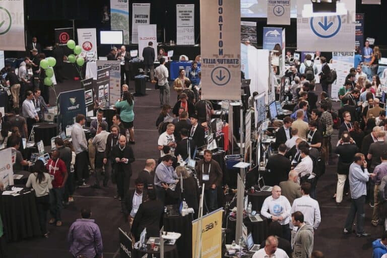 Mai ai doar 3 zile pentru a-ți asigura locul la masa de expoziție la TechCrunch Disrupt 2025