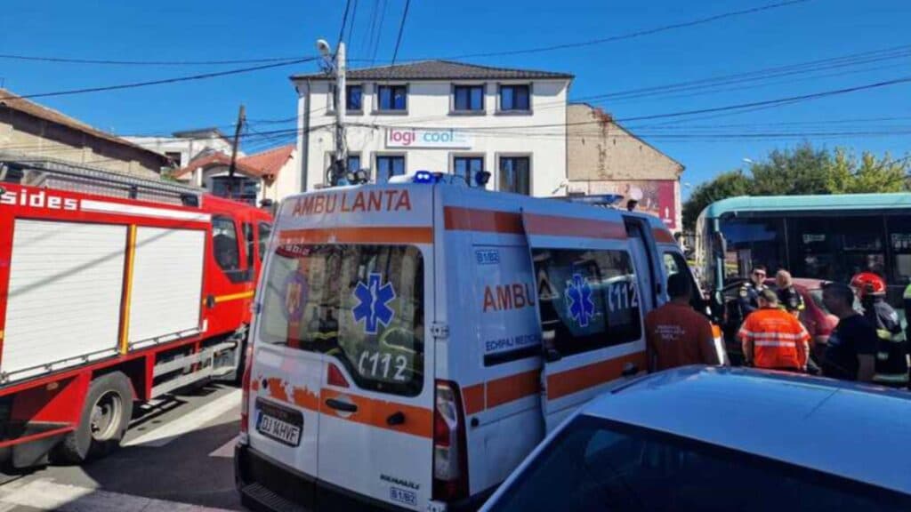 Coliziune DEVASTATOARE în Craiova: Autobuz și autoturism s-au ciocnit din cauza unui șofer de 80 de ani care nu a respectat prioritatea