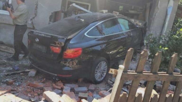 Incident hilar în Caraș-Severin: Un adolescent de 18 ani a izbit o locuință cu automobilul său