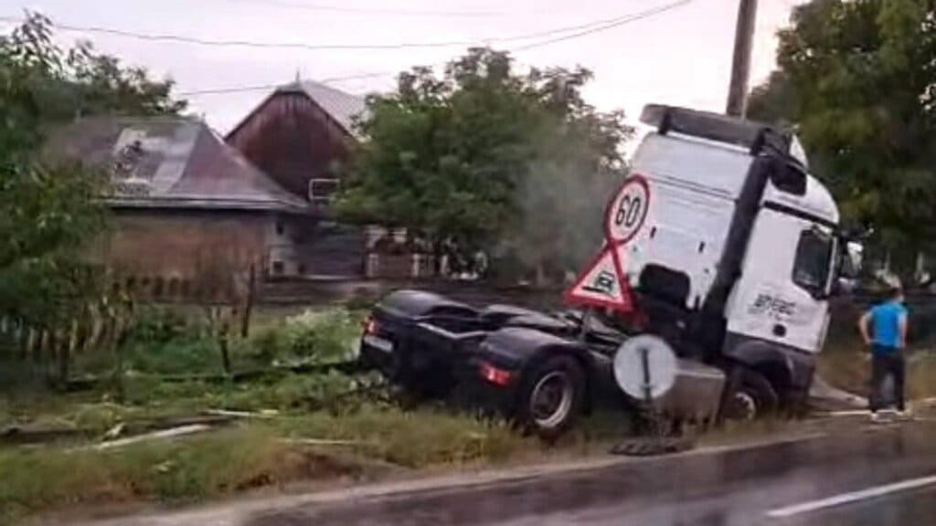 Incident rutier pe drum umed: un șofer a doborât un stâlp și un gard
