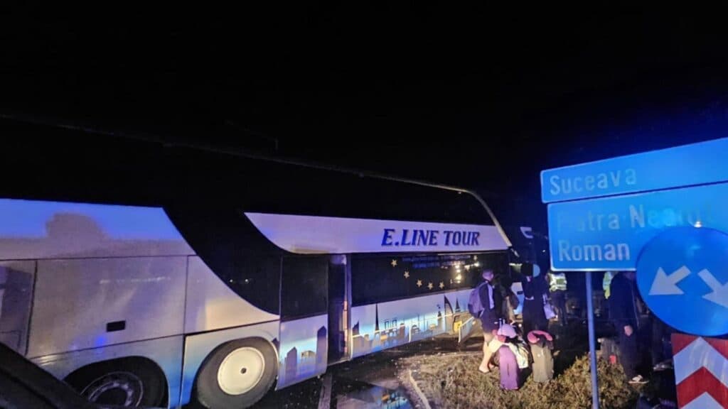 Accident rutier serios în Bacău: patru adulți și un copil printre răniți după impactul cu un autocar