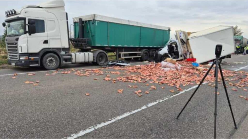 Coliziune devastatoare în Bacău: o persoană rănită în urma ciocnirii dintre un camion și o autoutilitară