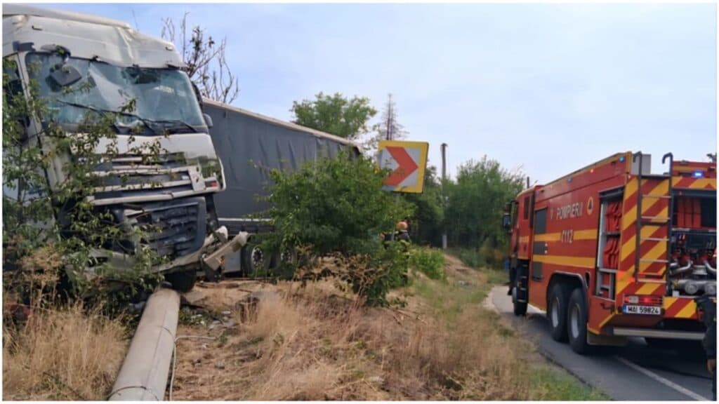 Coliziune dramatică în Giurgiu: Un TIR cu fier vechi a provocat distrugeri considerabile, răsturnând un gard, un stâlp și mai mulți copaci