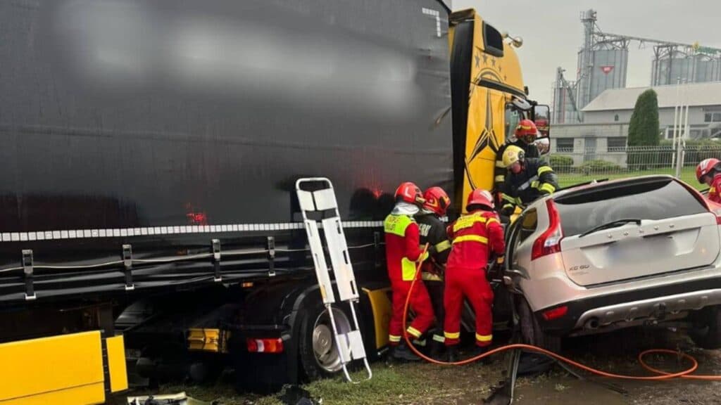 Coliziune tragică în Suceava: o persoană decedată și trei răniți în urma impactului cu un TIR