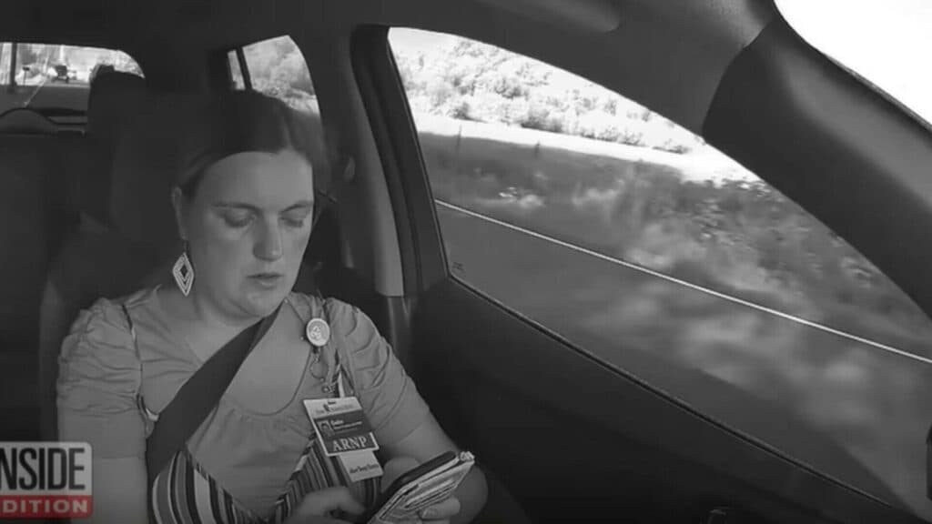 Distragerea provocată de tehnologie: o șoferiță a pierdut controlul vehiculului în timp ce scria mesaje pe telefon