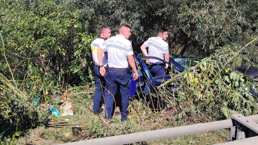 Tragedie pe drum: Doi soți au pierdut controlul mașinii și s-au prăbușit într-o râpă, după ce bărbatul a suferit un infarct la volan