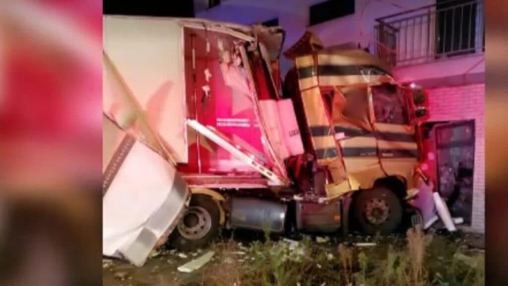 Incident dramatic în Cluj-Napoca: un TIR a dărâmat un bloc după ce a lovit două autoturisme și un stâlp