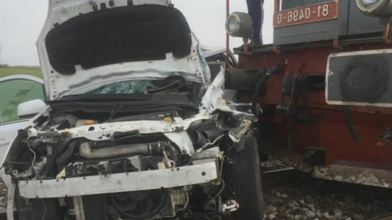 Accident feroviar în Iași: Un copil a fost transportat la spital după ce mașina a fost izbită de tren