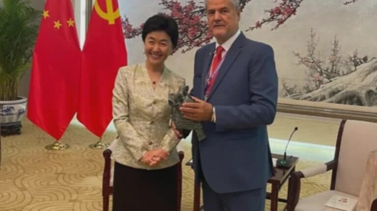Adrian Năstase, primul român onorat cu invitația președintelui chinez la grandioasa paradă de la Beijing