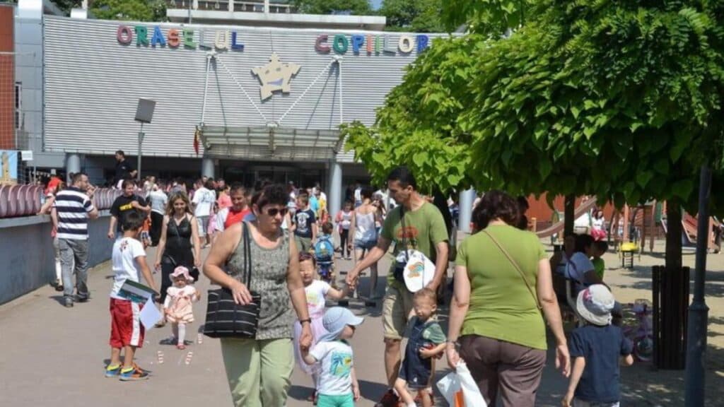 Alarmă în Oradea: Un copil a fost atacat în Orășelul Copiilor. Victima a fost transportată la spital, iar părinții solicită sprijin pentru a-i găsi pe agresori