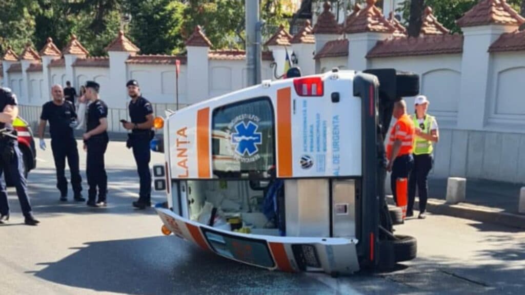 Accident dramatic la Piața Leu: Ambulanță răsturnată, doi oameni răniți