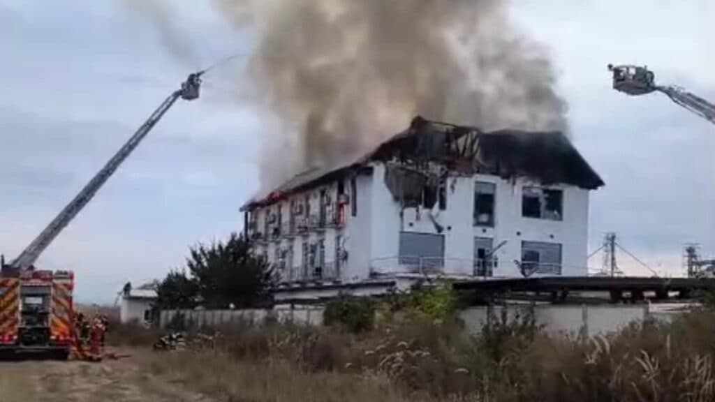 Investigarea tragediei de la hotelul din Tătărani: un cablu defect sau o izolație inadecvată, vinovați probabili pentru incendiul devastator. Două vieți s-au stins