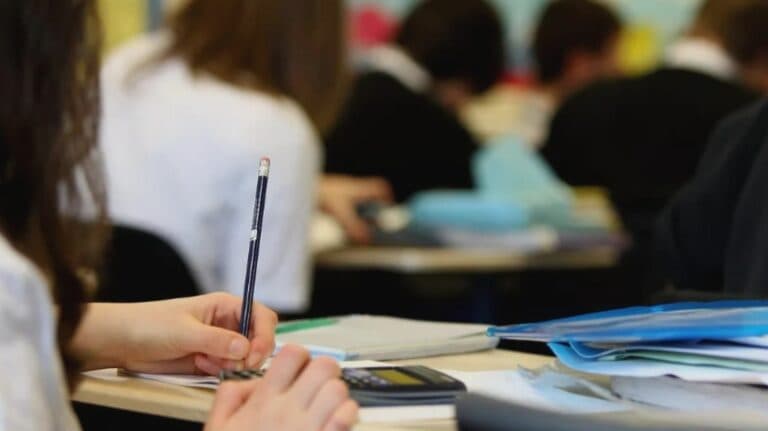 Atenție, copii beneficiari de pensie de urmaș! Ce acte sunt necesare pentru a vă păstra drepturile?