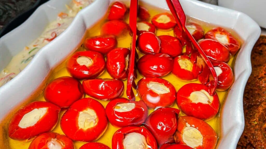 Ardei umpluți cu brânză în conservă pentru sezonul rece: aperitivul delicios fără sfârșit