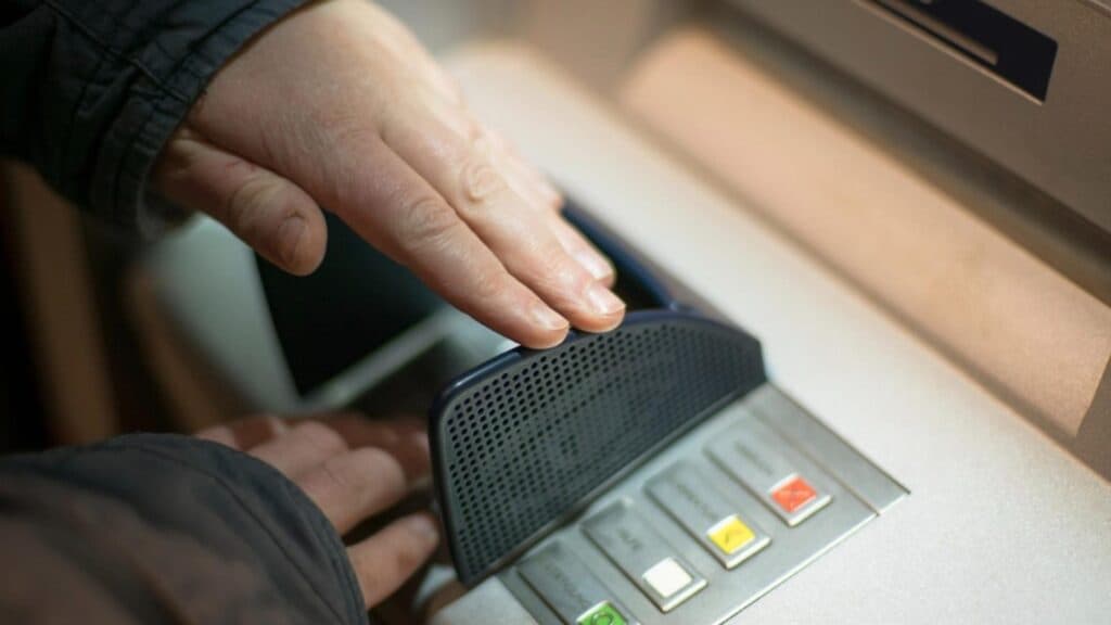 Cum să-ți păstrezi contul în siguranță: Importanța apăsării butonului roșu de la bancomat după fiecare utilizare