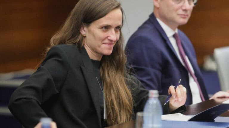 AUR solicită demisia Oanei Țoiu din fruntea MAE: Relațiile noastre internaționale sunt în pericol