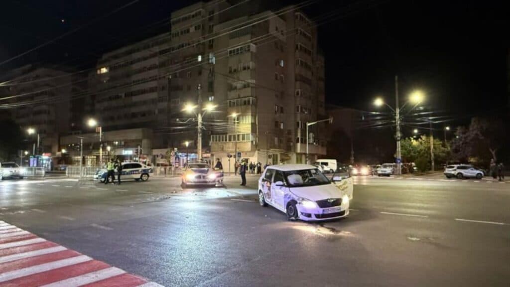 Coliziune pe bulevard: O autospecială de poliție a fost implicată într-un accident rutier în Buzău