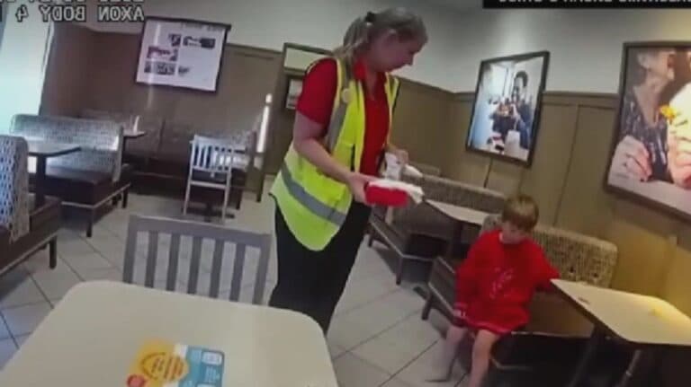 O escapadă îndrăzneață: un băiețel de 5 ani a pornit singur spre fast-food, în timp ce părinții dormeau