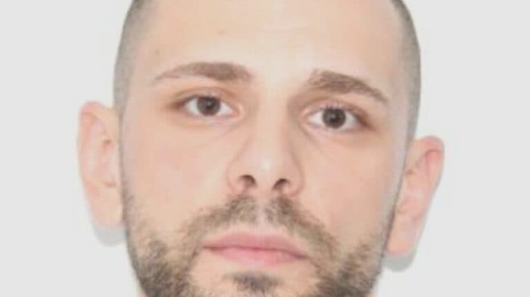 Bărbat în urmărire după ce a părăsit arestul la domiciliu. Autoritățile au demarat o anchetă pentru evadare