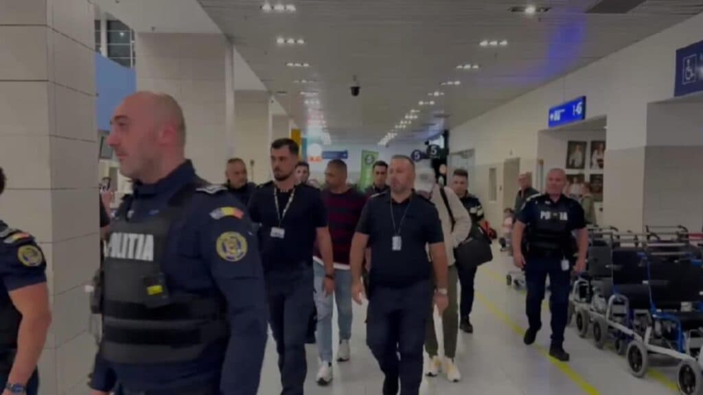 Bărbat extrădat din Marea Britanie, condamnat pentru trafic de minori și proxenetism, prins pe lista celor mai căutați