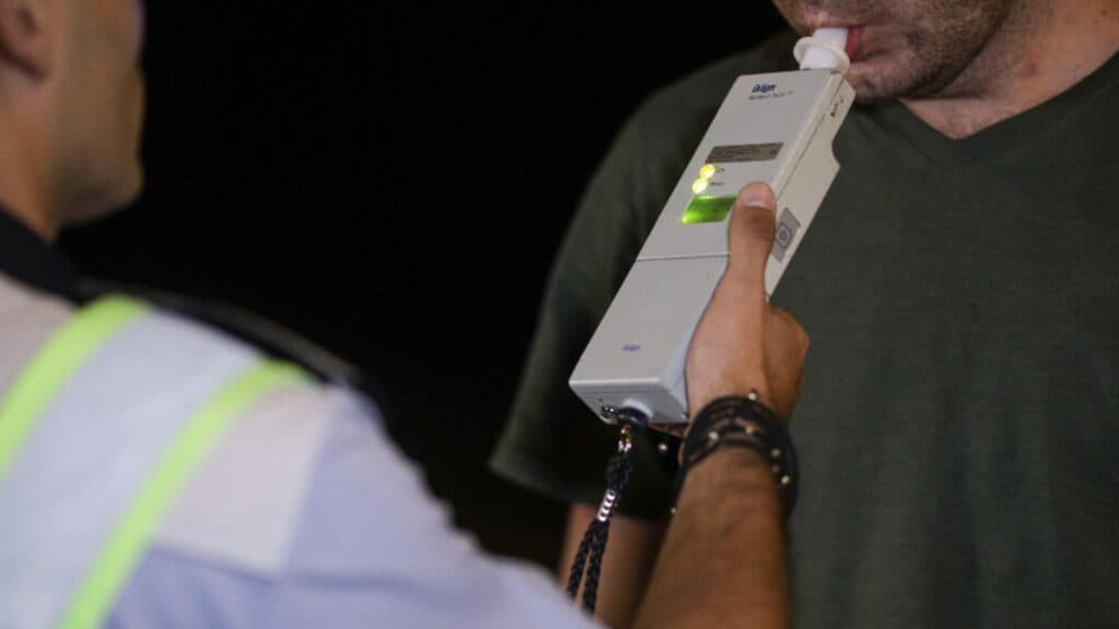 Bărbat din Timiș, terorist al drumurilor: prins băut și fără permis, a încercat să corupă poliția. A fost trimis în fața instanței
