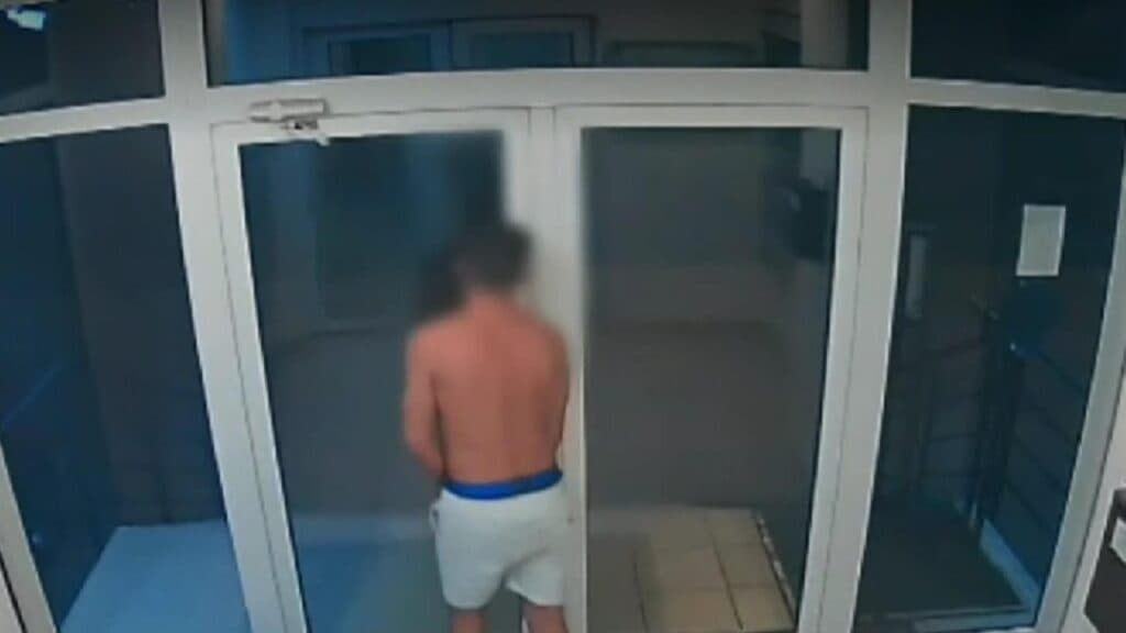 Bărbat sub influența drogurilor și fără haine, prins intrând în diverse locuințe. Reacțiile locatarilor sunt de necrezut