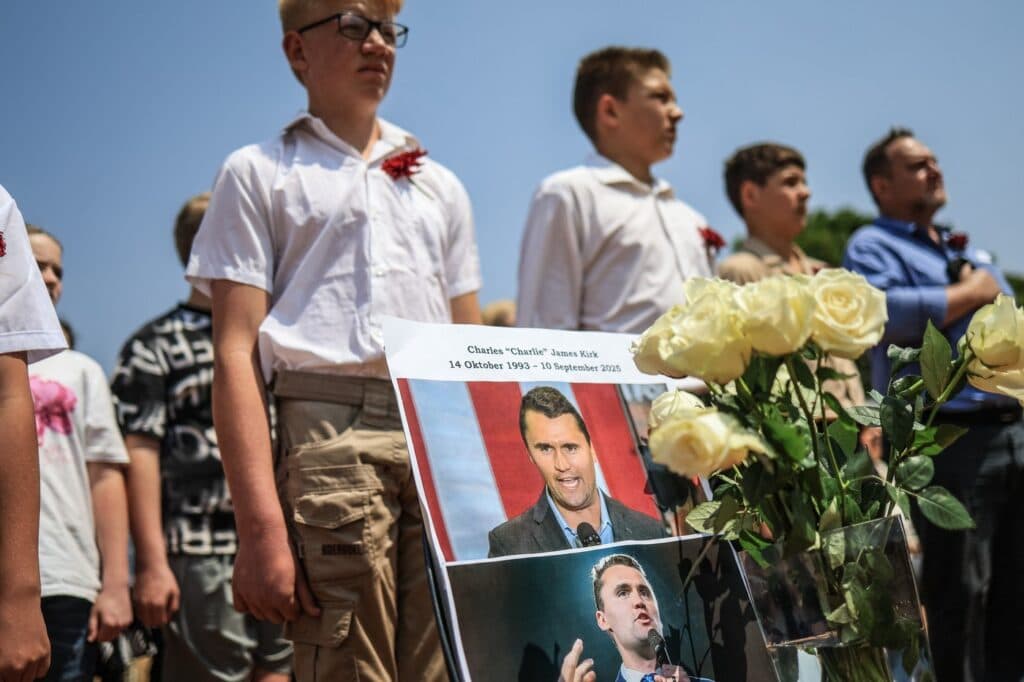 Bărbat înarmat surprins la ceremonia de înmormântare a lui Charlie Kirk! Informații de ultimă oră