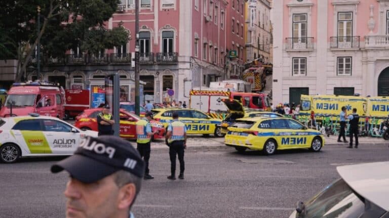 Tragedie în funicularul din Lisabona: 17 decedați și 23 de răniți, autoritățile rămân tăcute în privința naționalității victimelor
