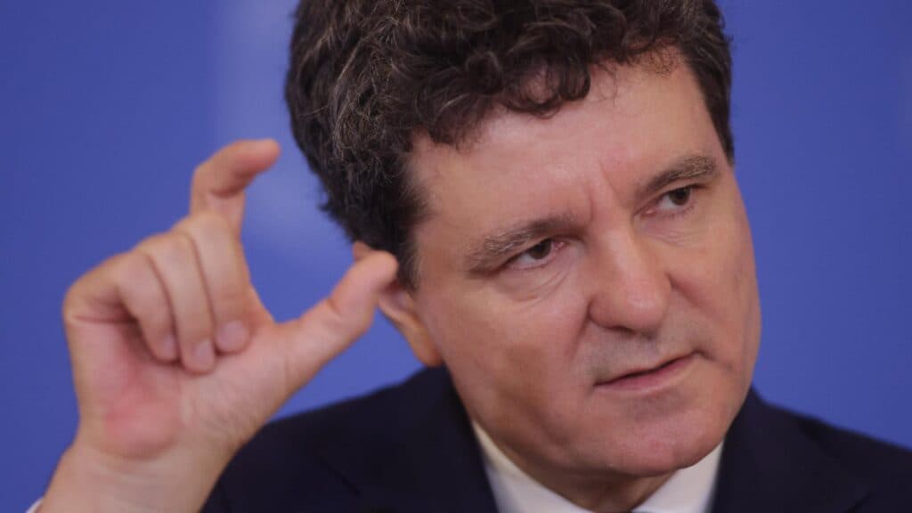 Nicușor Dan: Primele 100 de zile de mandat – între vacanțe, vizite în Republica Moldova, țuică și dans, în mijlocul haosului național