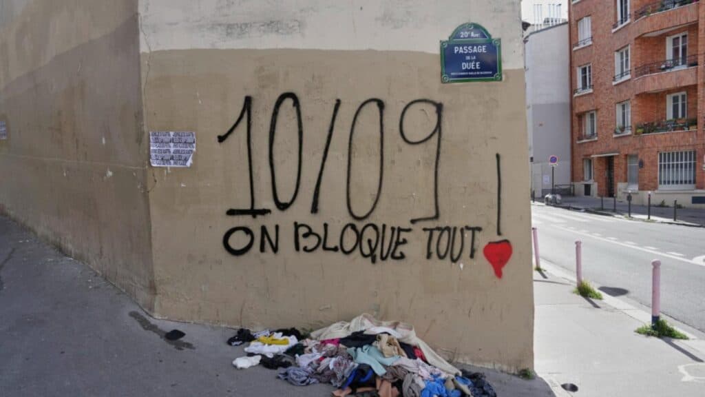 „Francezii avertizează: Haosul național bate la ușă după căderea guvernului, iar Macron își pierde terenul.”