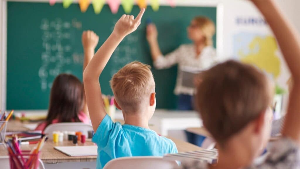 Bolojan continuă lupta pentru educație: ambiții de reformă și mai profunde în sistemul de învățământ
