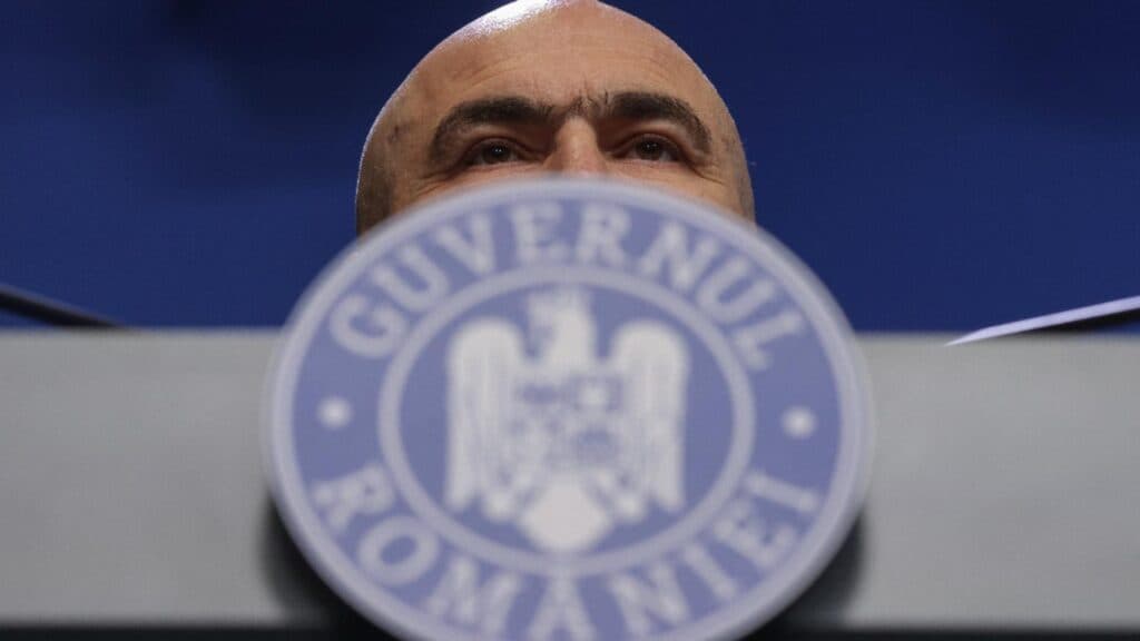 Bolojan – arhitectul crizei financiare: 14.000 de companii în impas, Executivul rămâne tăcut
