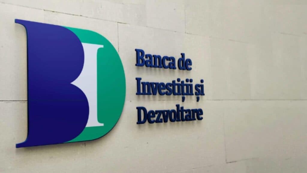 Bolojan lovește în cei defavorizați, dar trece cu vederea risipa din aparatul de stat. Ce sume colosale se pierd într-o bancă de stat inactivă?