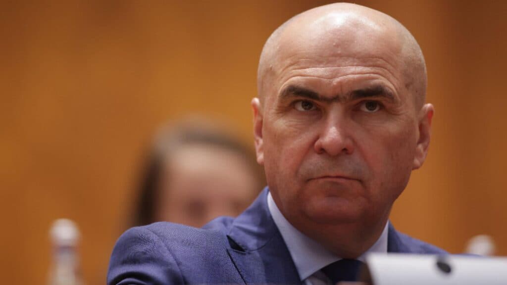 Bolojan, o atitudine surprinzătoare în fața moțiunii. Românii se confruntă cu dificultăți, iar premierul consideră că moțiunea este doar o manifestare a criticilor