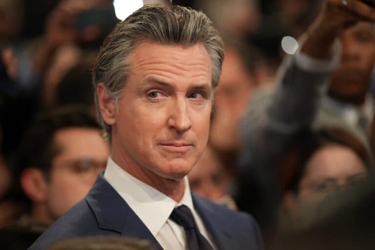 Guvernatorul Californiei, Newsom, adoptă o lege revoluționară pentru siguranța inteligenței artificiale