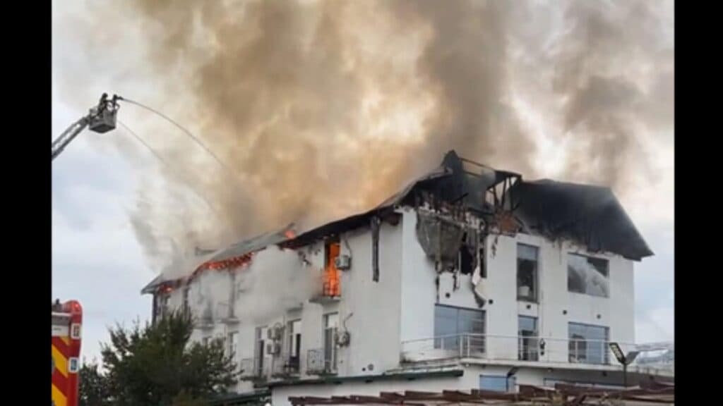 Incendiul de la hotelul din Prahova: Poliția și procurorii cercetează împreună cauzele, cu ajutorul experților de la INSEMEX Petroșani