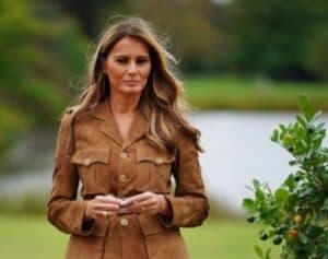 Semnificațiile subtile ale alegerilor vestimentare ale Melaniei Trump în timpul vizitei oficiale în Marea Britanie. Cine i-a creat ținutele?
