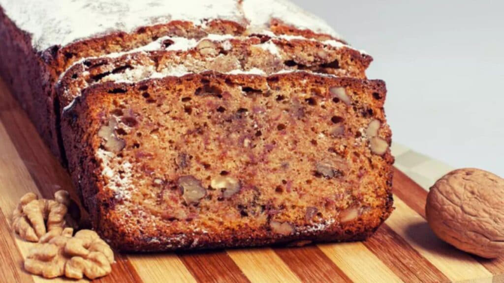 Chec cu mere și topping de nuci caramelizate. Aroma acrișoară îi dă un farmec deosebit sezonului