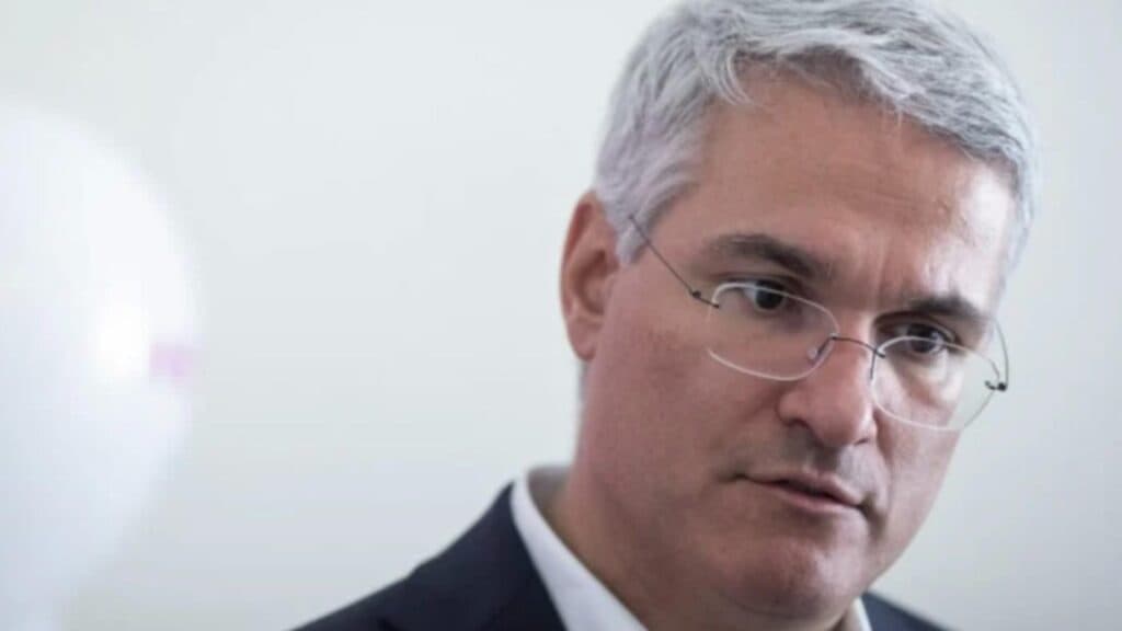Descoperă cine este Dragoș Pîslaru, mâna dreaptă a lui Cioloș la Ministerul Fondurilor Europene, și strategia sa ingenioasă de a folosi influencerii pentru a-și construi imaginea