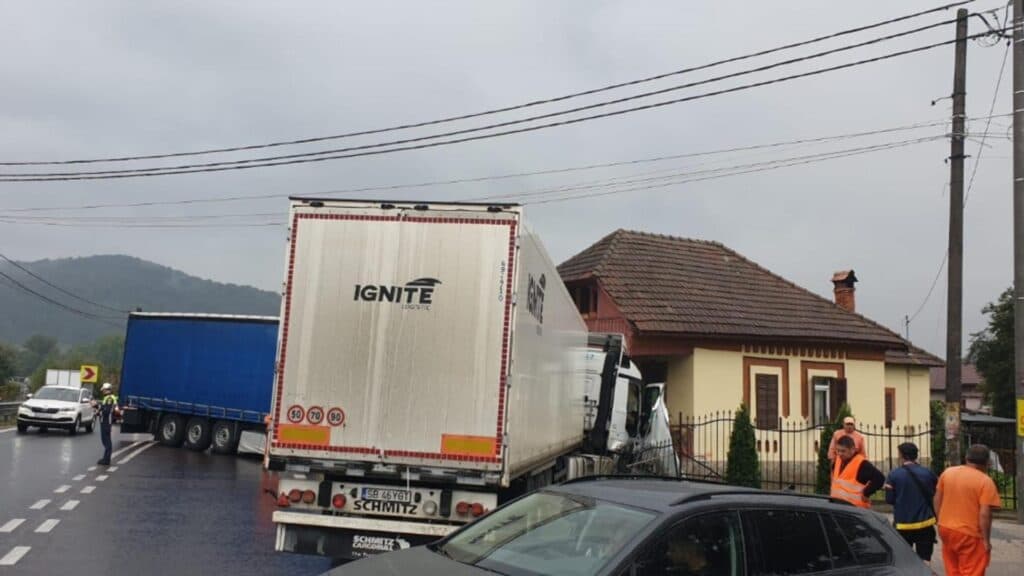 Trafic blocat pe Valea Oltului din cauza unui accident între două camioane